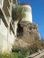 Torre desmoronándose desde 1995. No se penalizó al ayuntamiento por incumplimiento de la Ley.
